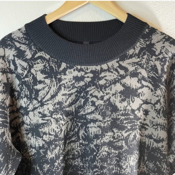 Athleta Textured Jacquard Merino Wool Sweater Size Medium Black Grey 632069 EUC - Picture 5 of 10